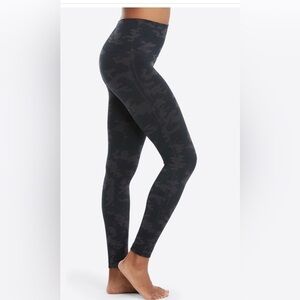SPANX Look At Me Now Black Camo Leggings, size M